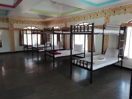 Katil atau katil-katil dalam bilik di Riverside Inn