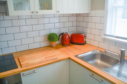 Dapur atau dapur kecil di Gregory's Place Short Term Rental Western Sydney