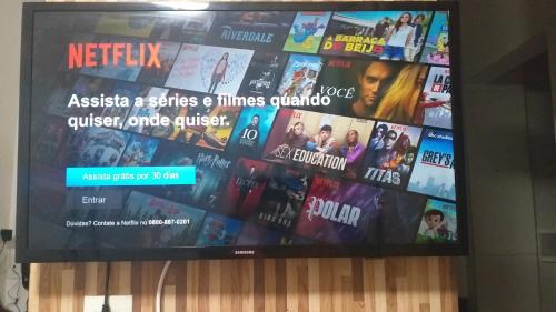 een televisiescherm met een heleboel films erop bij Centro, Maracanã, rodoviaria perto, SmarTV, vista fantástica in Rio de Janeiro