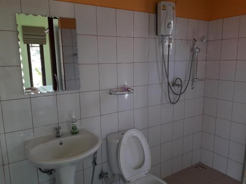 Ένα μπάνιο στο LANTA LUCKY HOUSE