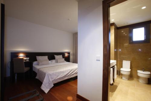 Un pat sau paturi într-o cameră la Hotel Palacio de Merás