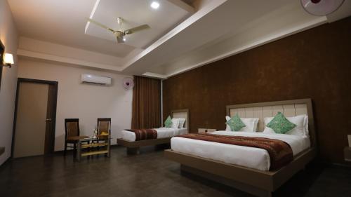 Postel nebo postele na pokoji v ubytování Kukda Resort Chittorgarh
