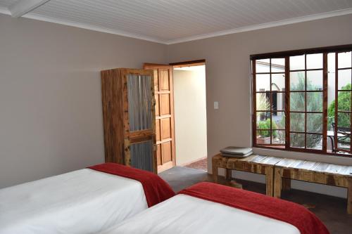 Llit o llits en una habitació de Kalahari Farmstall