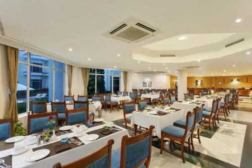 Ramada Khajurahoにあるレストランまたは飲食店