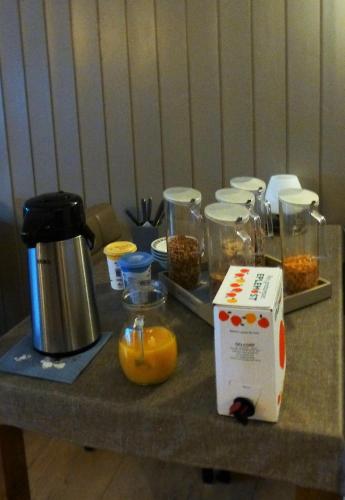 una mesa con tarros de comida y una caja en ella en Løvheim Gjestehus - Anneks, en Sauland