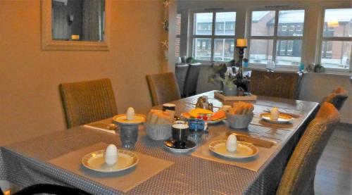 una mesa de comedor con comida. en Løvheim Gjestehus - Anneks, en Sauland