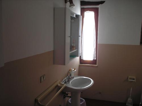 チェトーナにあるpodere San Giuseppeのバスルーム(洗面台、窓付)