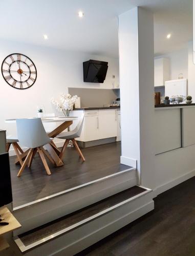 une cuisine et un salon avec une table et des chaises dans l'établissement Studio Cosy centre Cannes, à Cannes