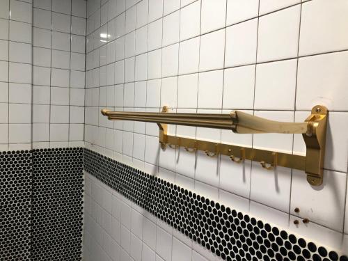 bagno con pareti piastrellate in bianco e nero di 一個好人民宿 青年旅舍衛浴共用的超級小隔間 花蓮縣民宿2410號 a Città di Hualien