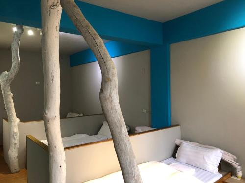Postel nebo postele na pokoji v ubytování 一個好人民宿 青年旅舍衛浴共用的超級小隔間 花蓮縣民宿2410號