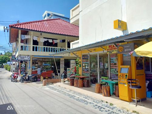 a group of shops on the side of a street at Peach Guesthouse in Haad Rin