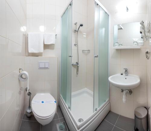 uma casa de banho com um chuveiro, um WC e um lavatório. em B&B Garestin em Varaždin