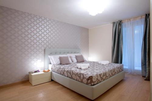 State of the art home suite with 180 degree panoramic lake view, pool and spa sleeping up to 10 guests by Italian Apartmentsにあるベッド
