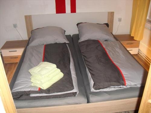 a pair of beds in a room at Fam Stana in Wienrode