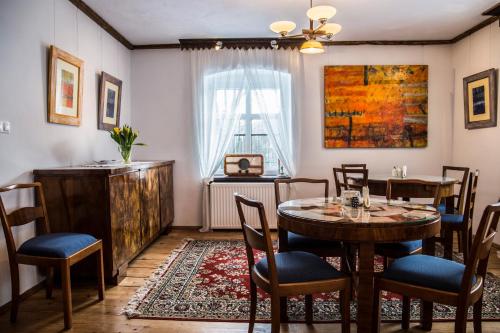 a dining room with a table and chairs and a window at Art Pension in Przecznica