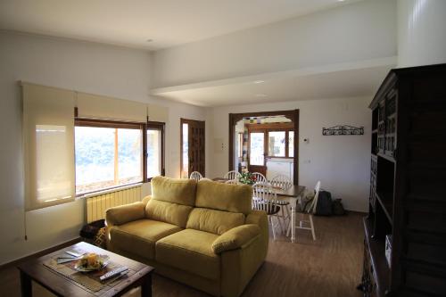 EL MIRADOR DEL MOLINO في أوسا دي مونتيل: غرفة معيشة مع أريكة وطاولة