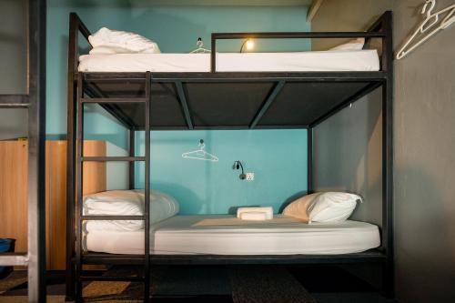 a room with two bunk beds in a room at Vibrant Hostel in Kota Kinabalu