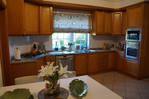 Η κουζίνα ή μικρή κουζίνα στο Charming Exceptional Golf Villa in Algarve