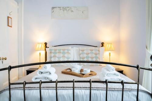 מיטה או מיטות בחדר ב-Queensberry House B&B