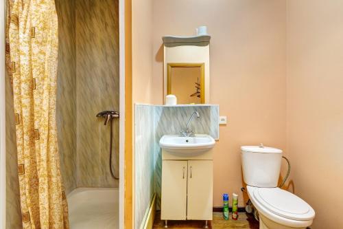 モスクワにあるYu-portのバスルーム(トイレ、洗面台、鏡付)