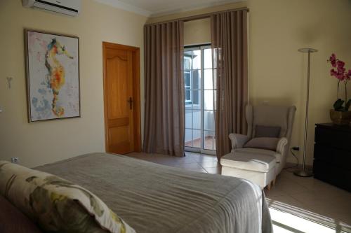 Ένα ή περισσότερα κρεβάτια σε δωμάτιο στο Charming Exceptional Golf Villa in Algarve