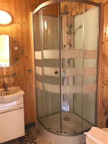 La salle de bains est pourvue d'une douche en verre et d'un lavabo. dans l'établissement Aire Turismo Rural, à Uña