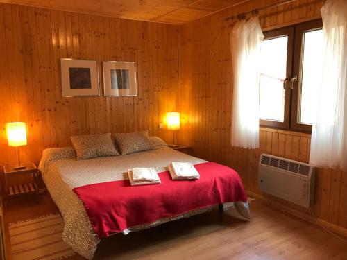 ウーニャにあるAire Turismo Ruralのベッドルーム1室(ベッド1台、タオル2枚付)