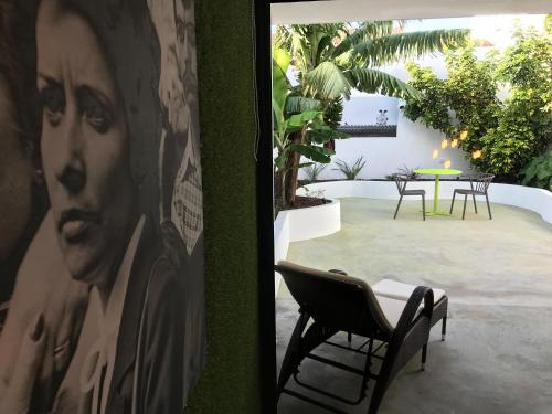 een portret van een man in een stoel op een patio bij LUZZ me - Casa de Angra in Angra do Heroísmo