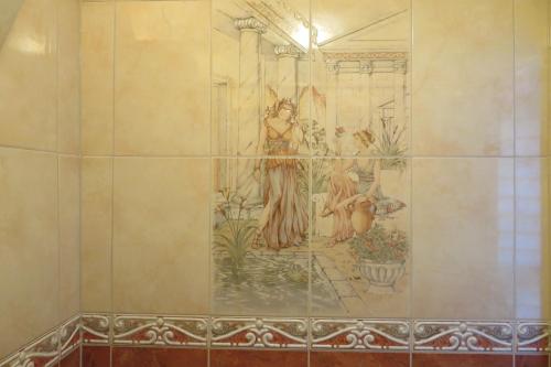 un bagno con murale su una parete piastrellata di Welcome House a Wendlingen am Neckar