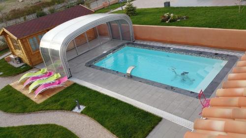 an overhead view of a swimming pool with an archway at Chambre d'hôtes source de la St Baume in Plan dʼAups