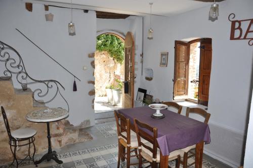 une salle à manger avec une table et des chaises dans l'établissement esprit brocante gîte classé saint jeannet, à Saint-Jeannet