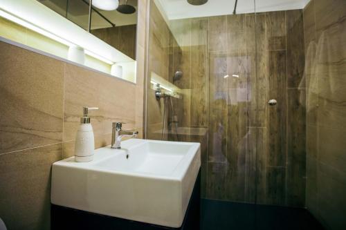 Et badeværelse på Briana Luxury Apartment