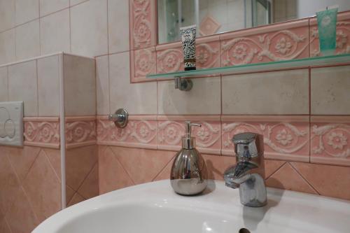 ein Bad mit einem Waschbecken und einem Spiegel in der Unterkunft Apartment Maya in Kranjska Gora