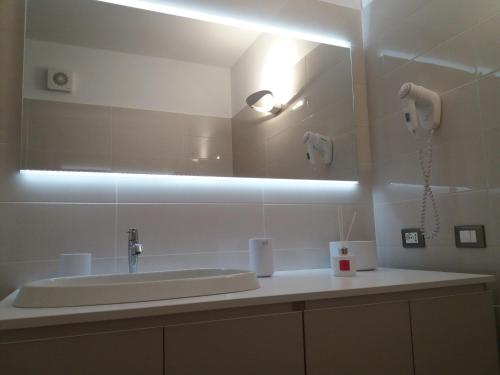 ペッテナスコにあるLago d'Orta Appartamento con vistaのバスルーム(洗面台、鏡付)