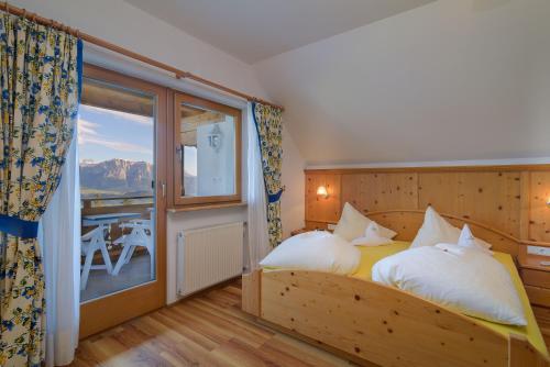 Un pat sau paturi într-o cameră la Granpanorama Wellnesshotel Sambergerhof Superior