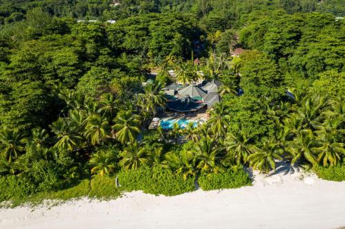 een luchtzicht op een resort met palmbomen bij Bliss Hotel Praslin in Grand'Anse Praslin