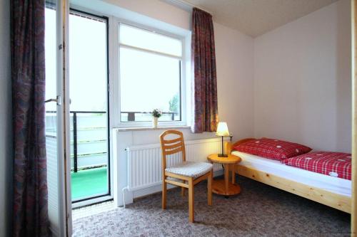 Gaestehaus-Achtern-Diek-Wohnung-6 tesisinde bir odada yatak veya yataklar