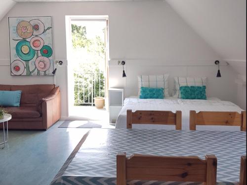 1 dormitorio con 1 cama y 1 sofá en Molevitten Apartments, en Søby