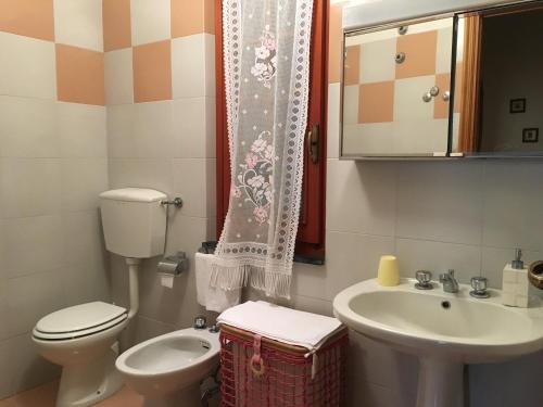 ein Bad mit einem WC und einem Waschbecken in der Unterkunft Le Ginestre in Levanto