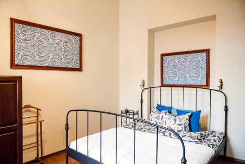 ブダペストにあるIndigo Apartment With Free Parkingのベッドルーム1室(金属製ベッド1台、青い枕付)