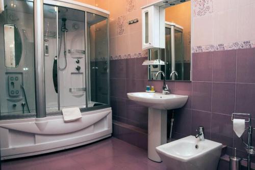 A bathroom at Mozart Hotel
