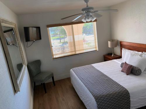 Posteľ alebo postele v izbe v ubytovaní Coral Key Inn