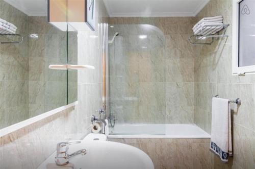 ein Badezimmer mit Dusche, Toilette und Waschbecken in der Unterkunft RUMOHOLIDAYS Spacious 3 bedrooms apartment Playa del Cura in Torrevieja