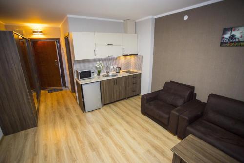 Кухня или мини-кухня в Lux Apartment
