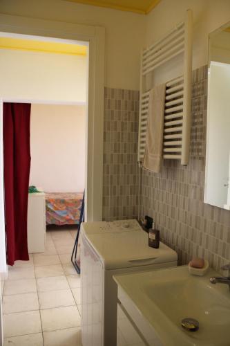 A bathroom at Scirocco dal Mare