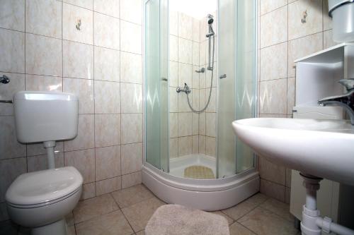 A bathroom at Apartment Andelka