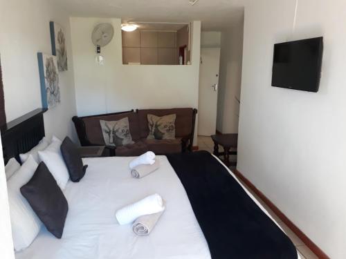Televisyen dan/atau pusat hiburan di Aviators Retreat B&B