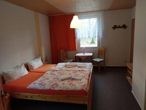 Postel nebo postele na pokoji v ubytování Spreewaldgasthaus Petkampsberg