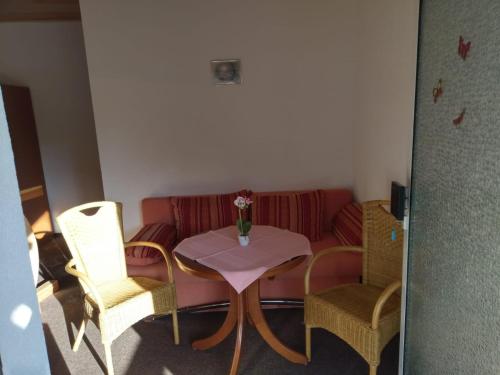- un salon avec un canapé, une table et des chaises dans l'établissement Spreewaldgasthaus Petkampsberg, à Schlepzig