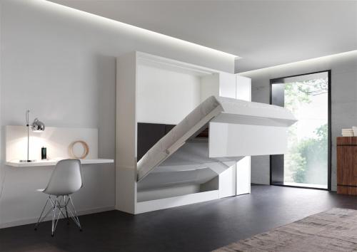 Cette chambre blanche dispose d'un escalier et d'une chaise. dans l'établissement Belopale @ Résidence La Belle Epoque, à Wimereux